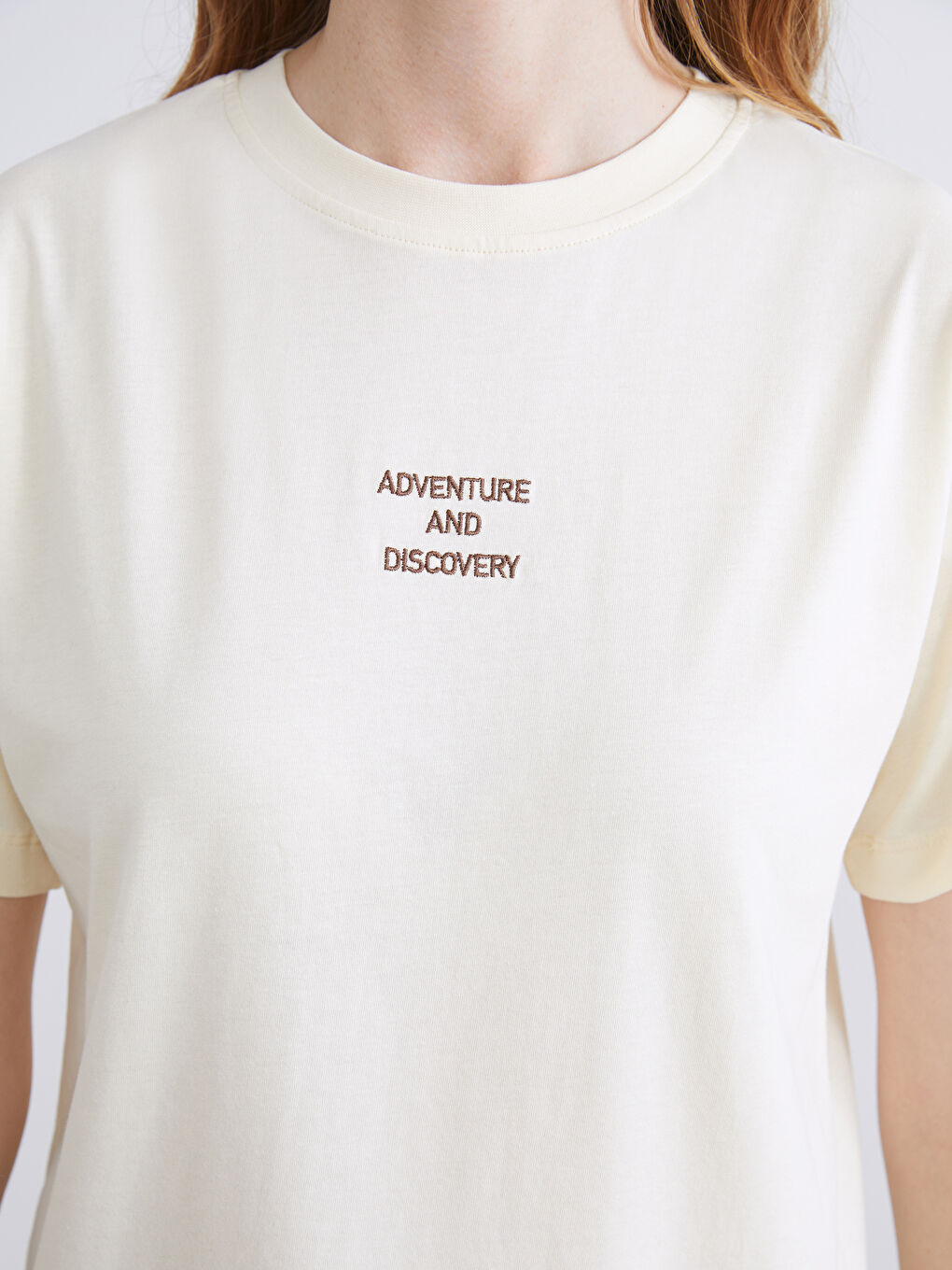 تیشێرتی ژنانەی یەخە خڕی نەخشێنراو-2