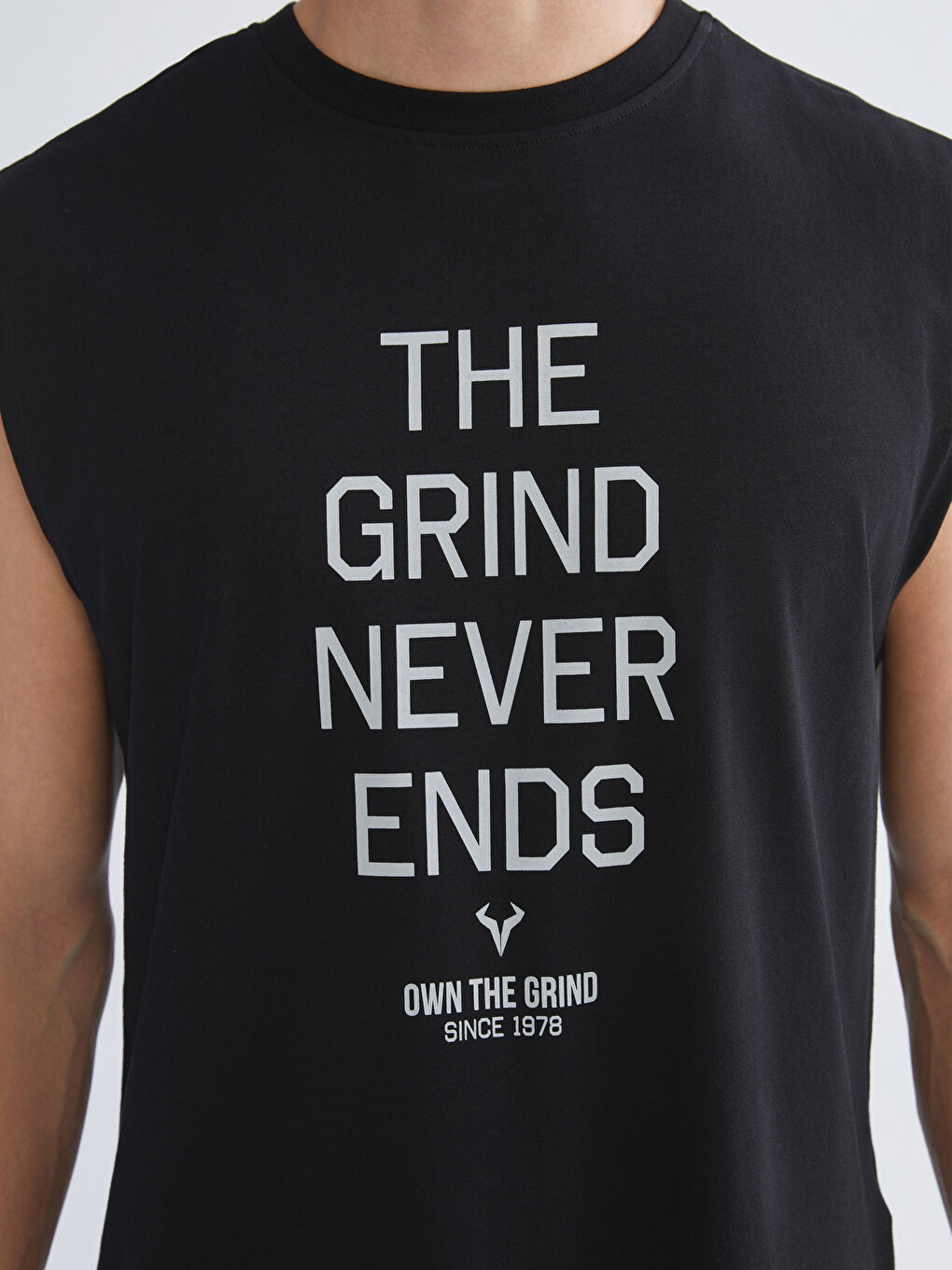 Siyah Bisiklet Yaka Baskılı Erkek Kolsuz Tişört-2