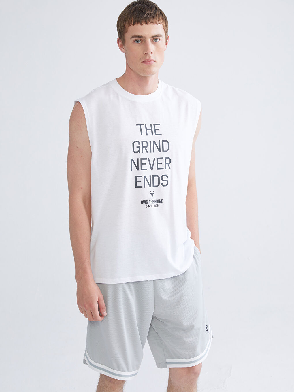 Beyaz Bisiklet Yaka Baskılı Erkek Kolsuz Tişört