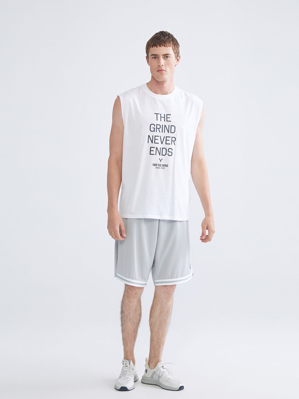 Beyaz Bisiklet Yaka Baskılı Erkek Kolsuz Tişört-1