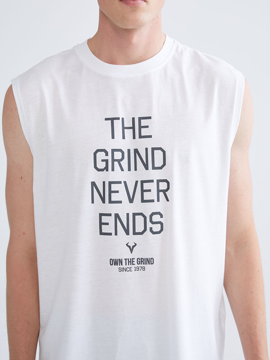 Beyaz Bisiklet Yaka Baskılı Erkek Kolsuz Tişört-2