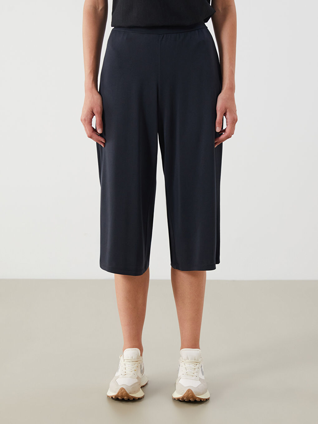 Siyah Beli Lastikli Modal Karışımlı Kadın Kapri-1