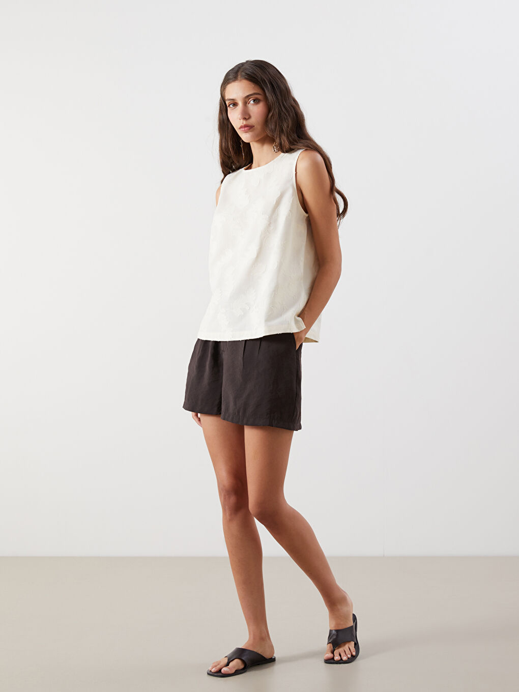 Kahverengi Loose Fit Modal Karışımlı Kadın Pileli Şort