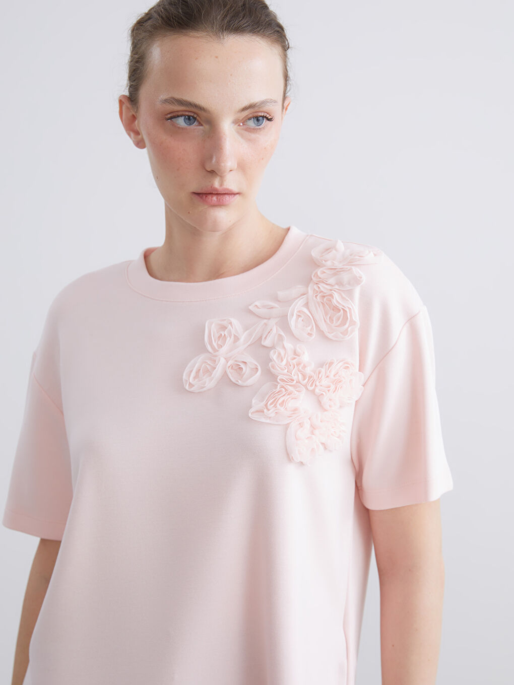 Pembe Bisiklet Yaka Gül İşlemeli Kadın Tişört