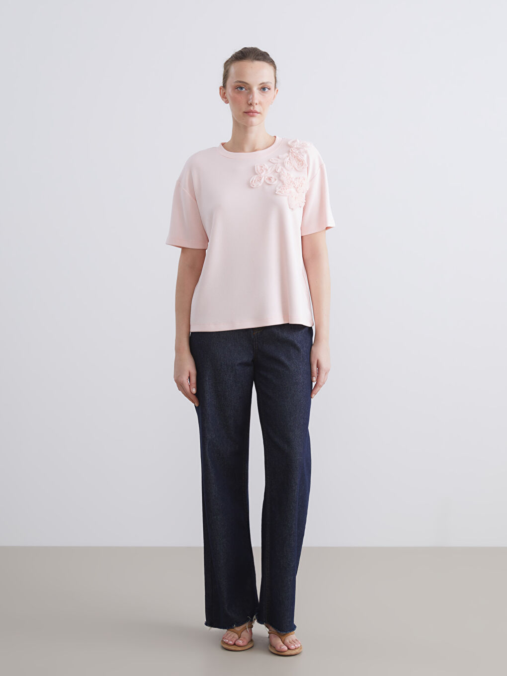 Pembe Bisiklet Yaka Gül İşlemeli Kadın Tişört-1