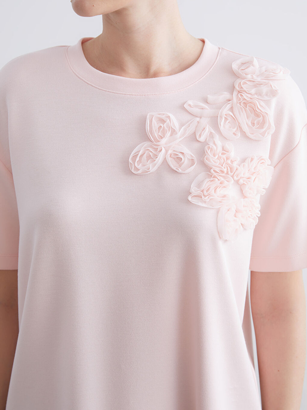 Pembe Bisiklet Yaka Gül İşlemeli Kadın Tişört-2