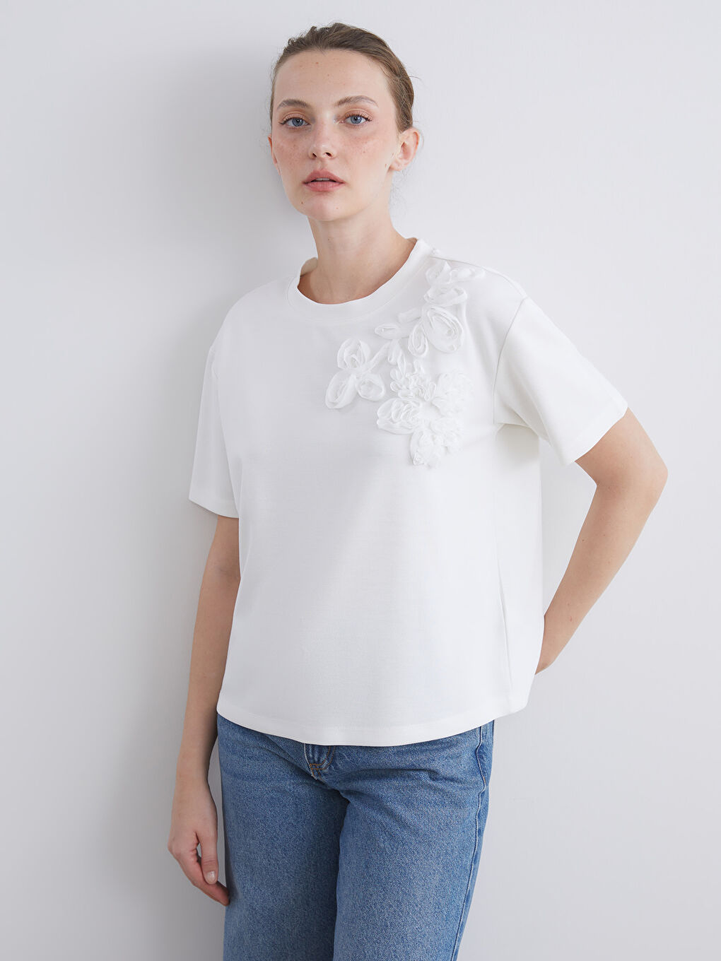 Ekru Bisiklet Yaka Gül İşlemeli Kadın Tişört