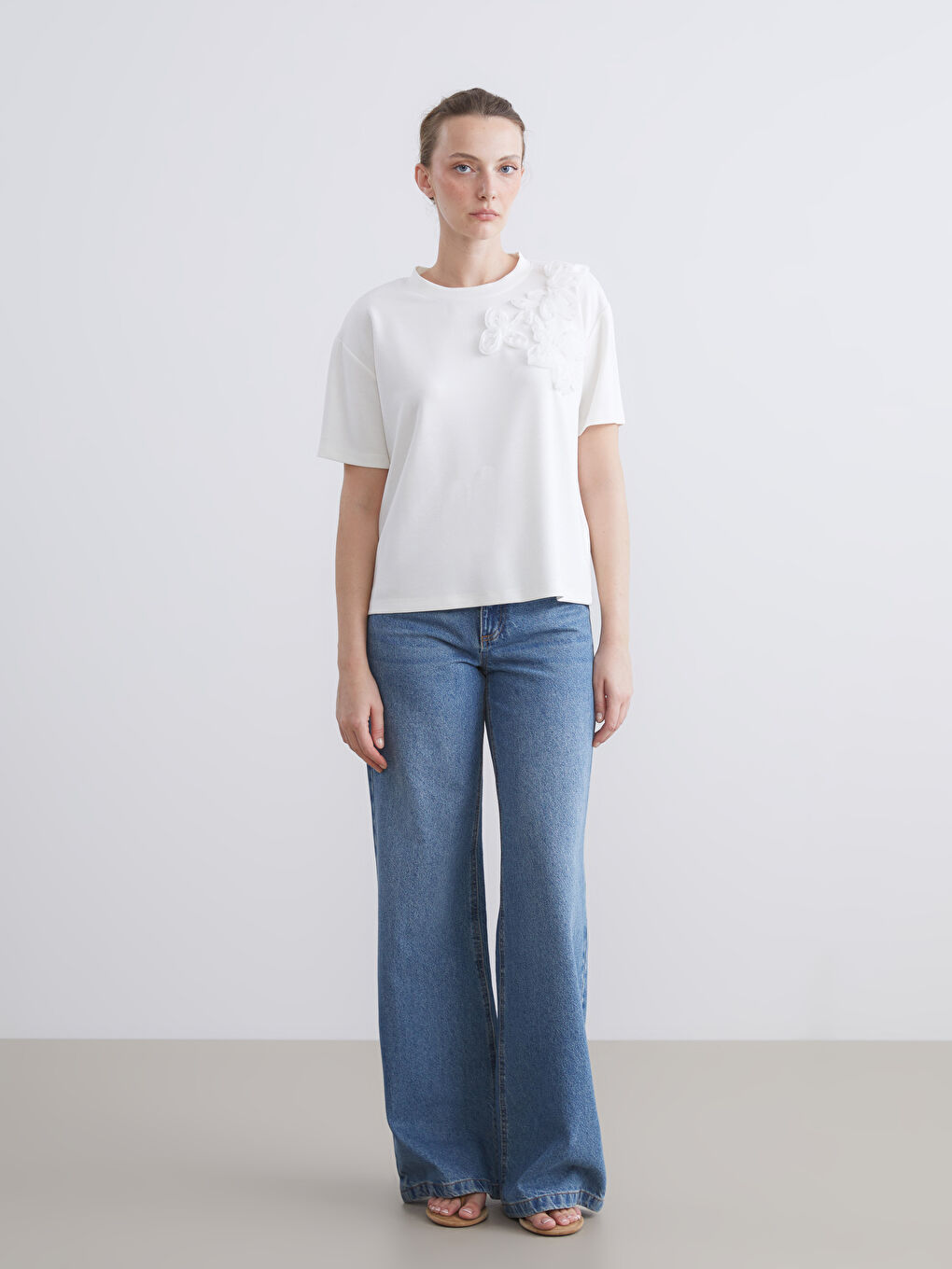 Ekru Bisiklet Yaka Gül İşlemeli Kadın Tişört-1