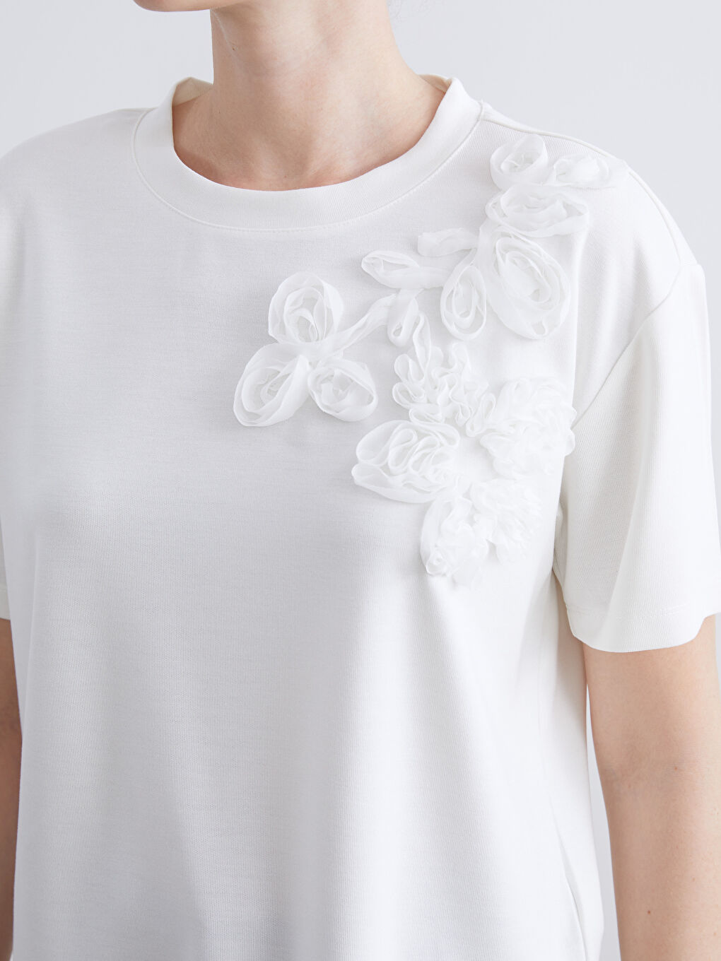 Ekru Bisiklet Yaka Gül İşlemeli Kadın Tişört-2
