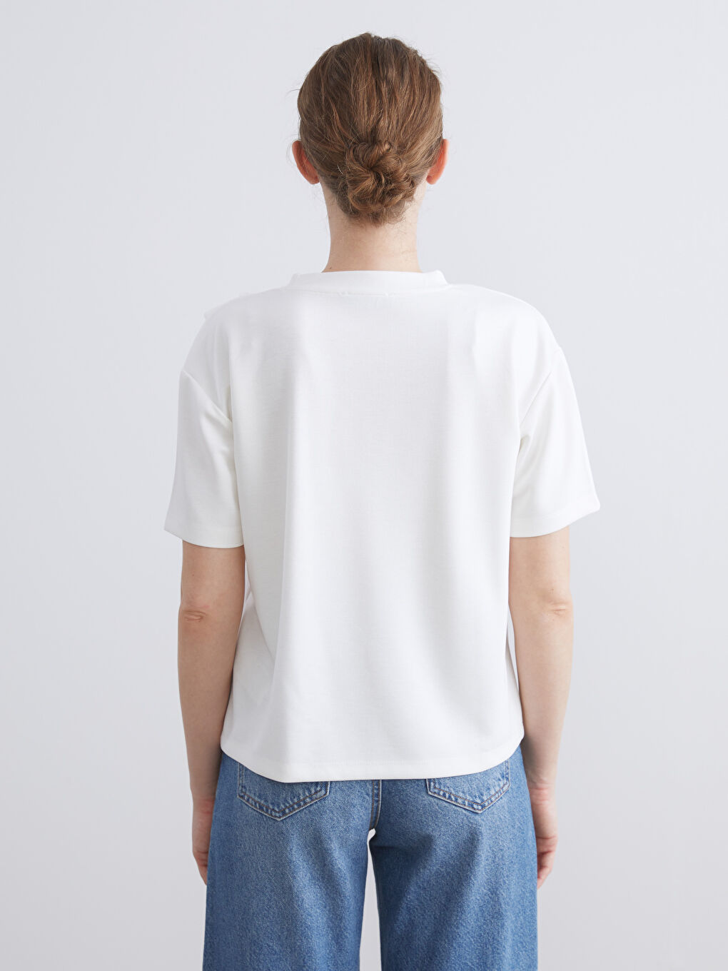 Ekru Bisiklet Yaka Gül İşlemeli Kadın Tişört-3