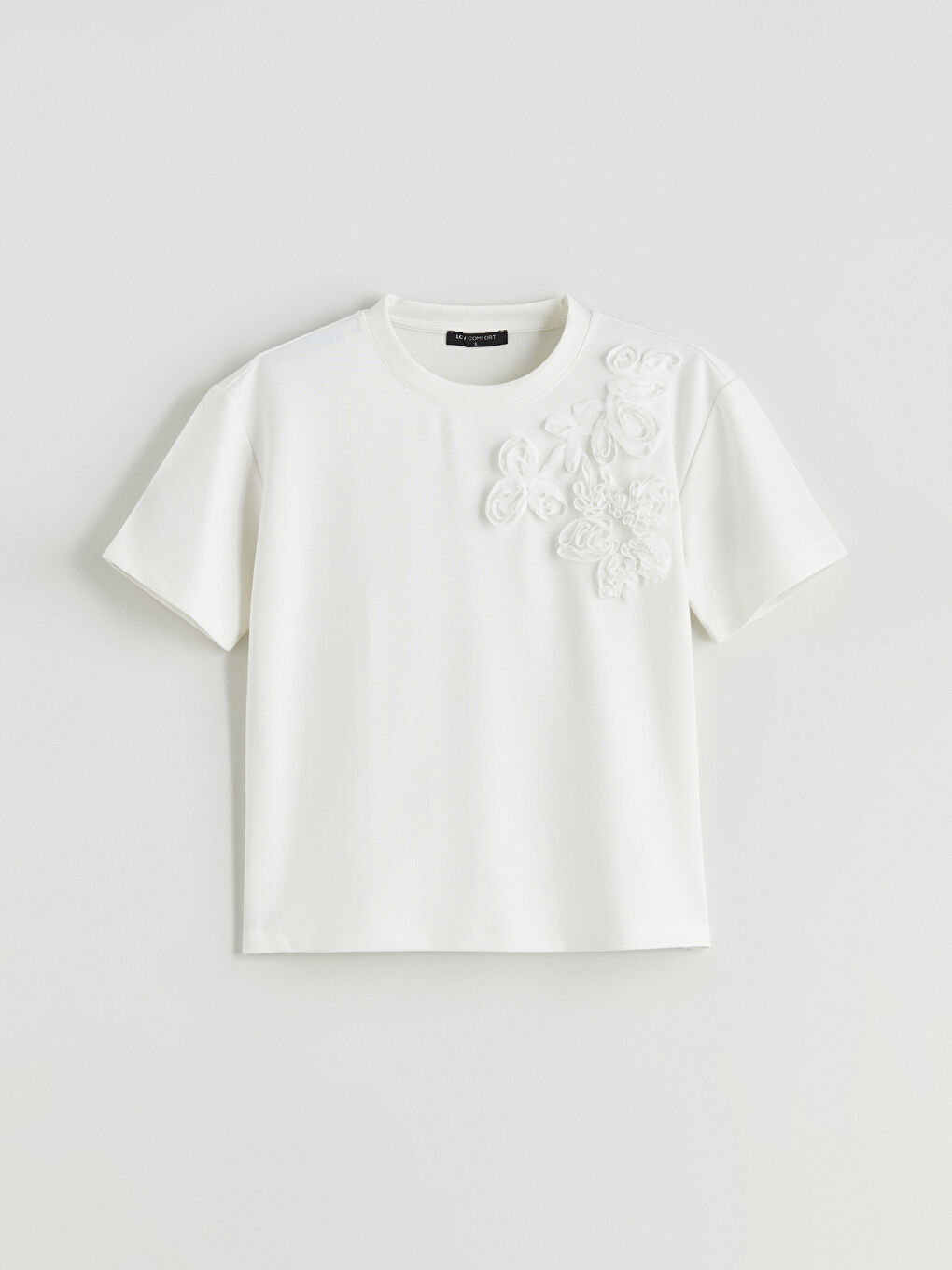 Ekru Bisiklet Yaka Gül İşlemeli Kadın Tişört-4