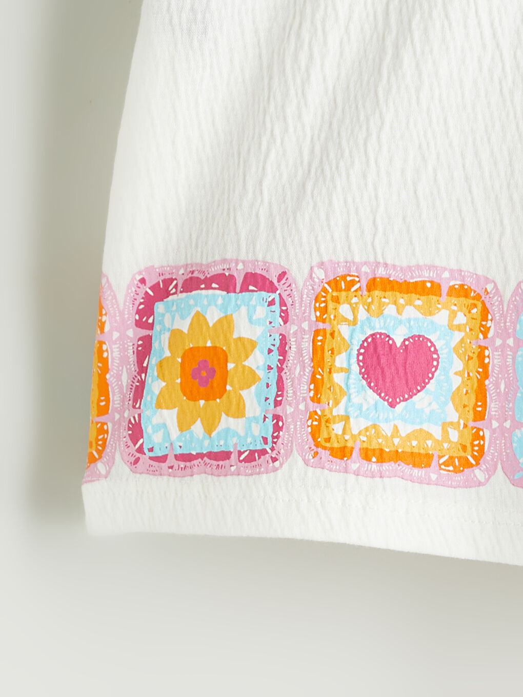 Beyaz Beli Lastikli Desenli Kadın Şort-1