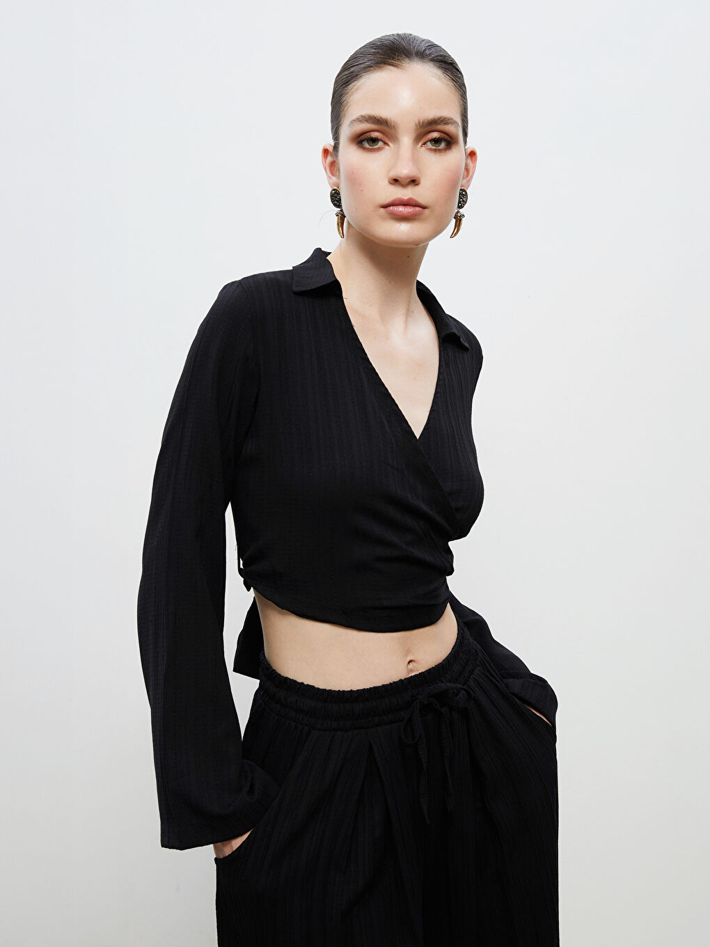 Siyah Kruvaze Yaka Dokulu Crop Bluz