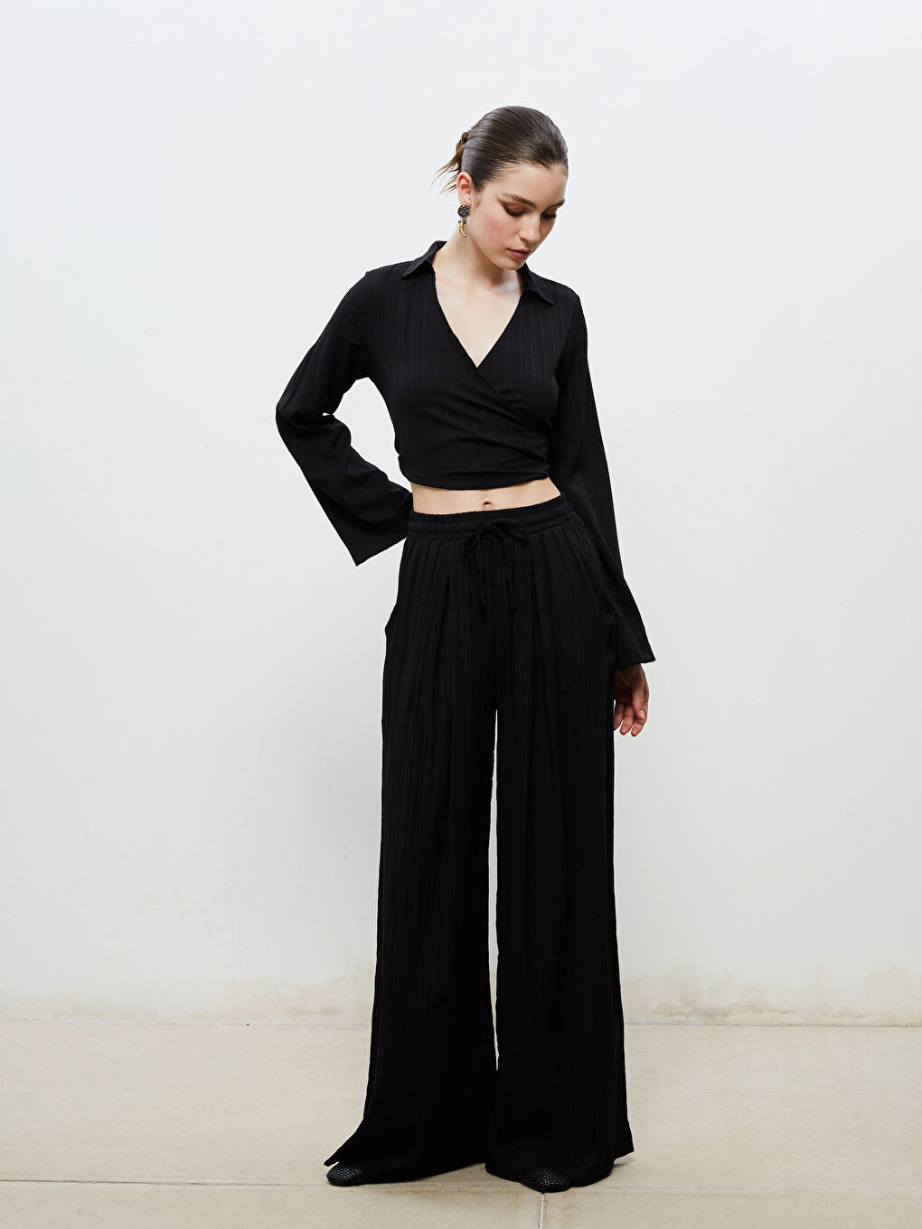 Siyah Kruvaze Yaka Dokulu Crop Bluz-1