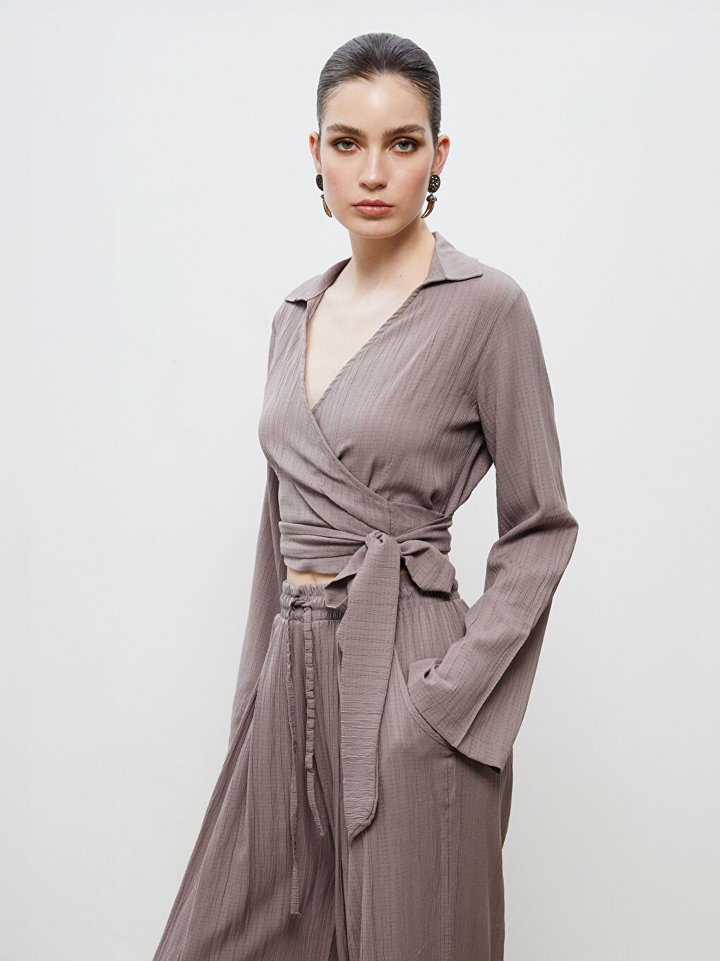 Mürdüm Kruvaze Yaka Dokulu Crop Bluz