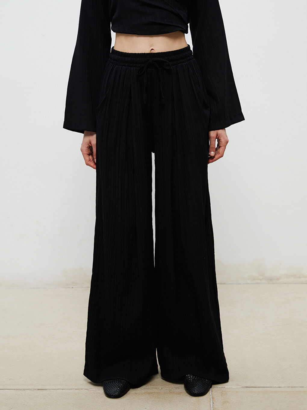 Siyah Beli Lastikli Dokulu Kadın Pileli Pantolon-1