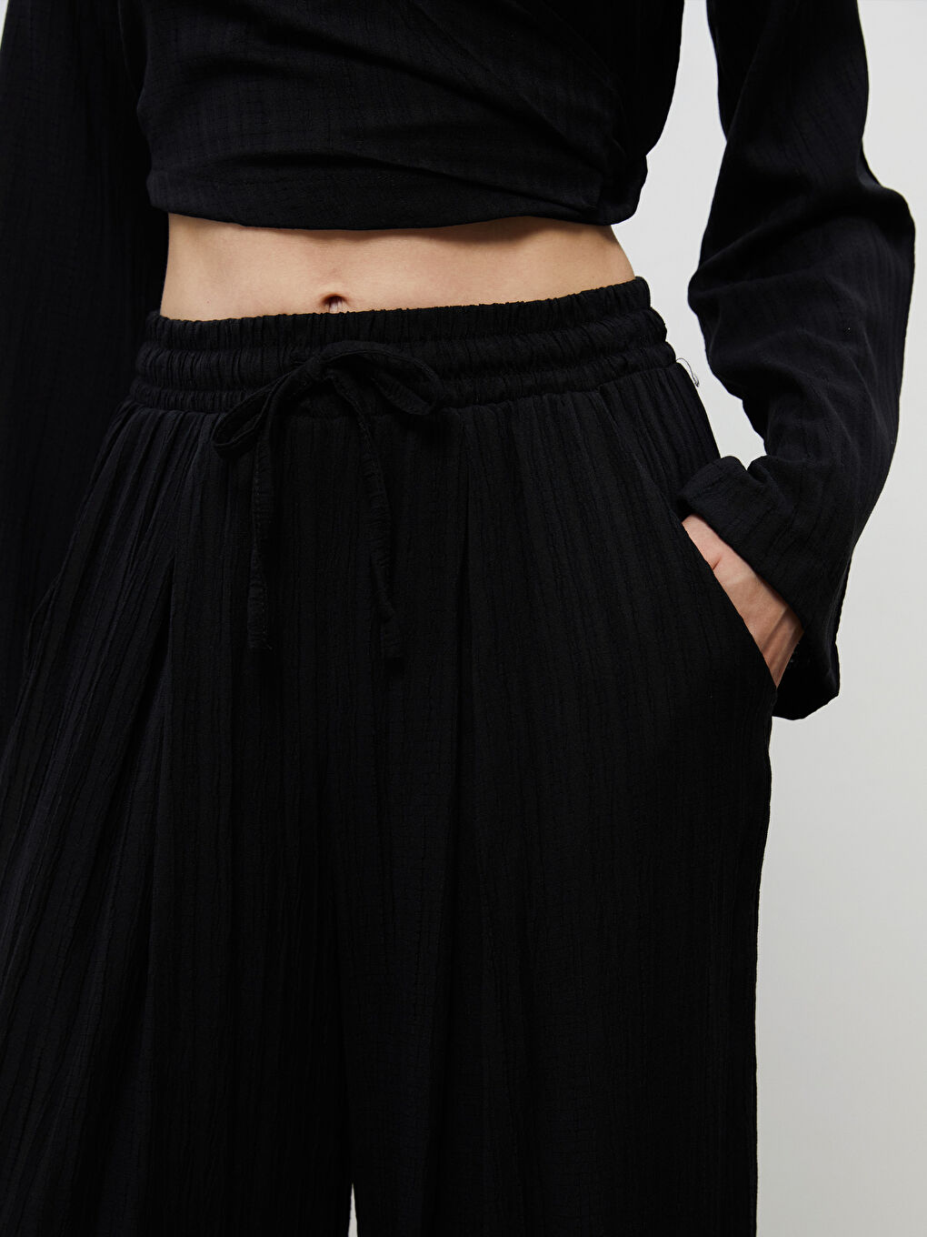 Siyah Beli Lastikli Dokulu Kadın Pileli Pantolon-2