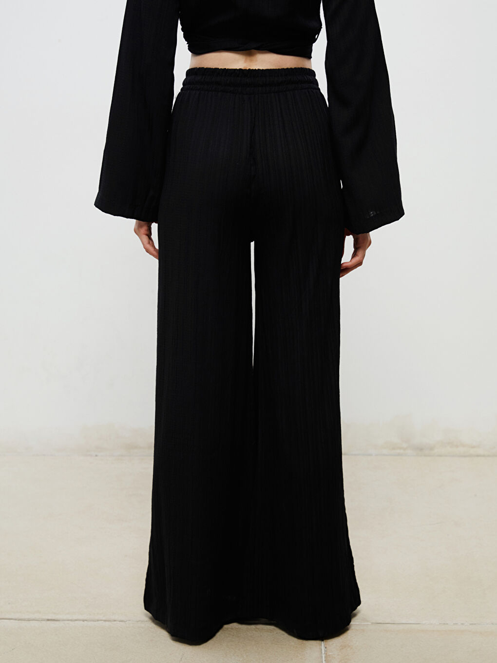 Siyah Beli Lastikli Dokulu Kadın Pileli Pantolon-3