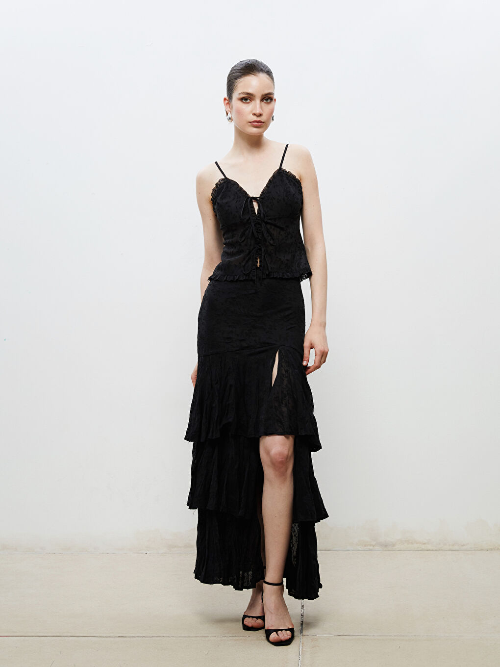 Siyah Kalp Yaka Desenli Askılı Bluz-1