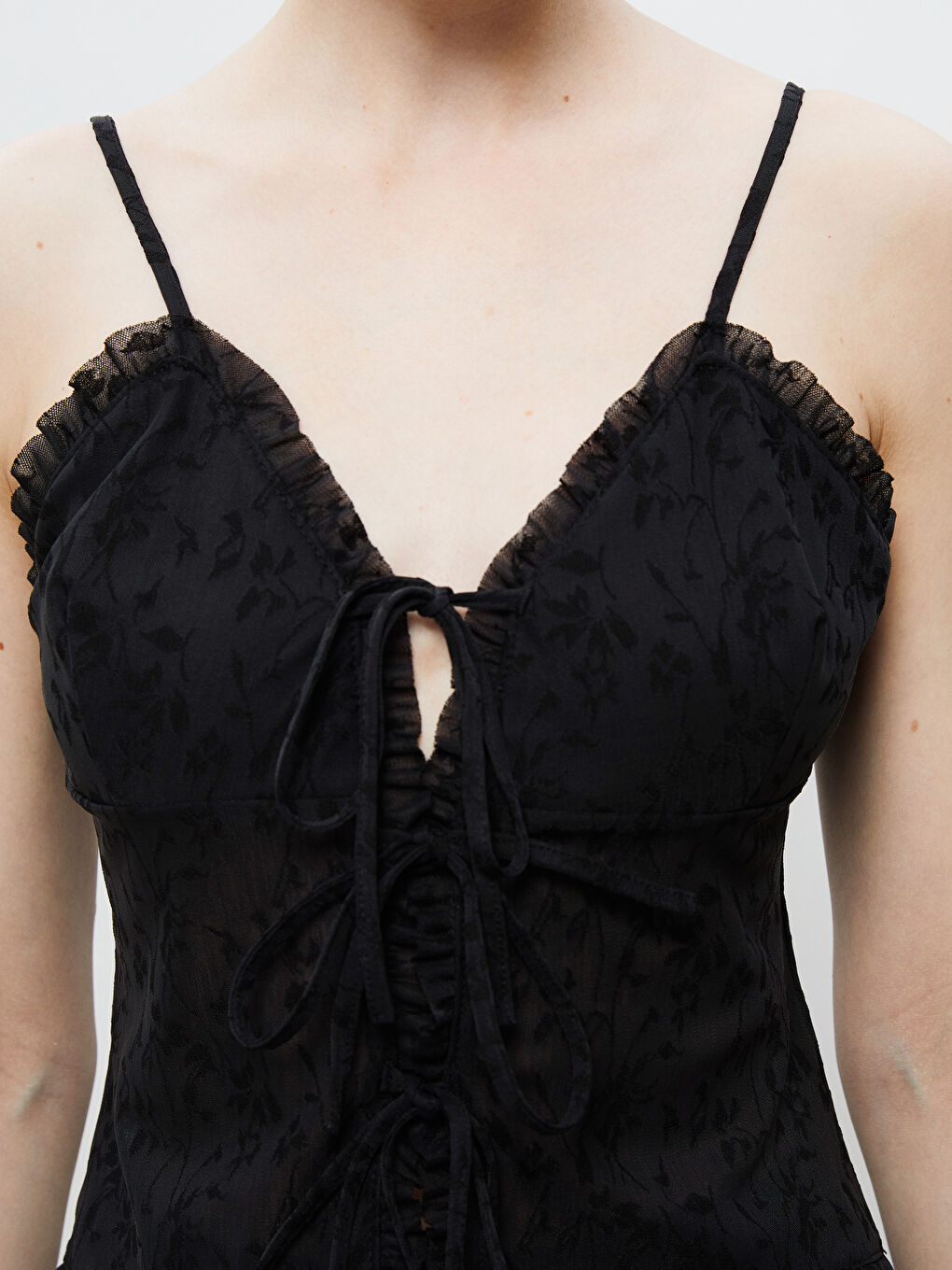 Siyah Kalp Yaka Desenli Askılı Bluz-2