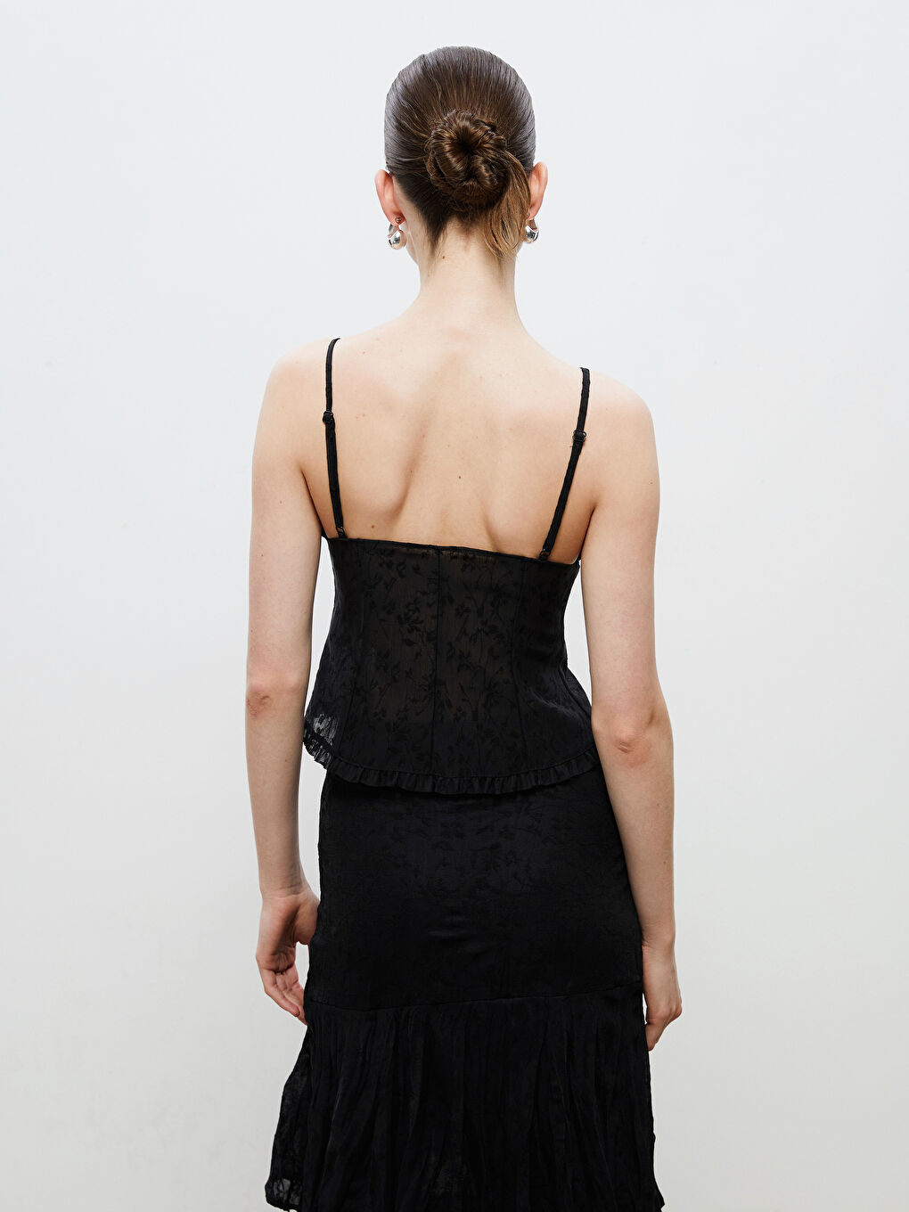 Siyah Kalp Yaka Desenli Askılı Bluz-3