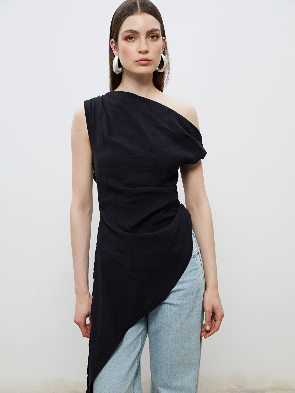 Siyah Kayık Yaka Büzgülü Asimetrik Kesim Bluz-1