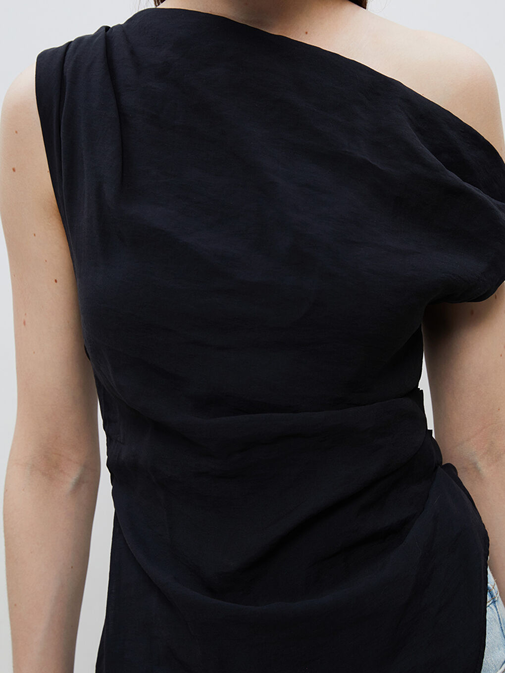 Siyah Kayık Yaka Büzgülü Asimetrik Kesim Bluz-2