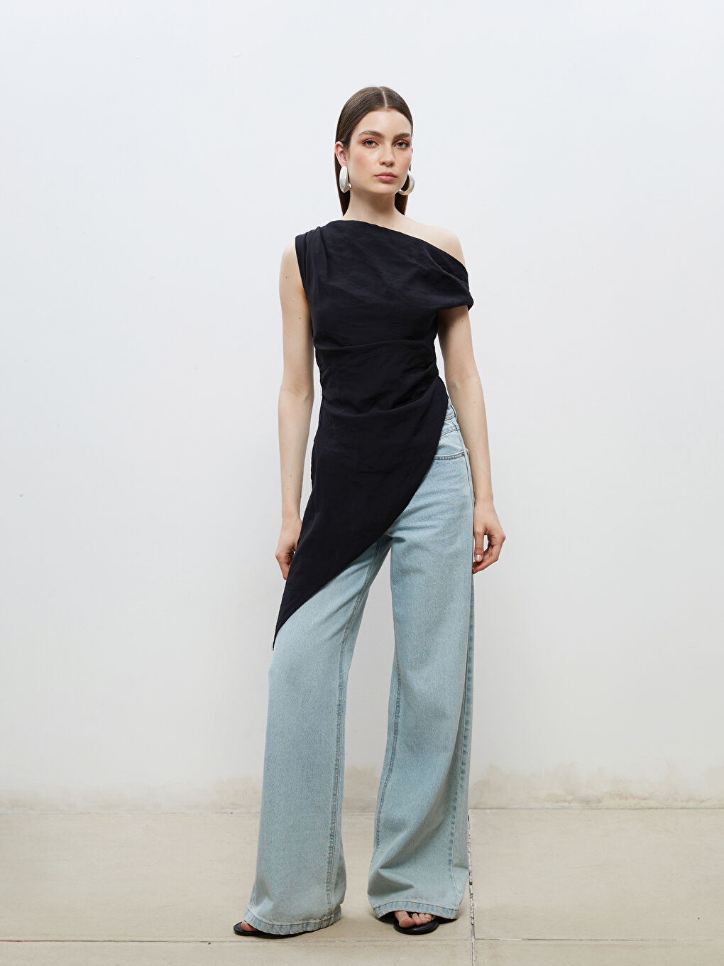 Siyah Kayık Yaka Büzgülü Asimetrik Kesim Bluz-3