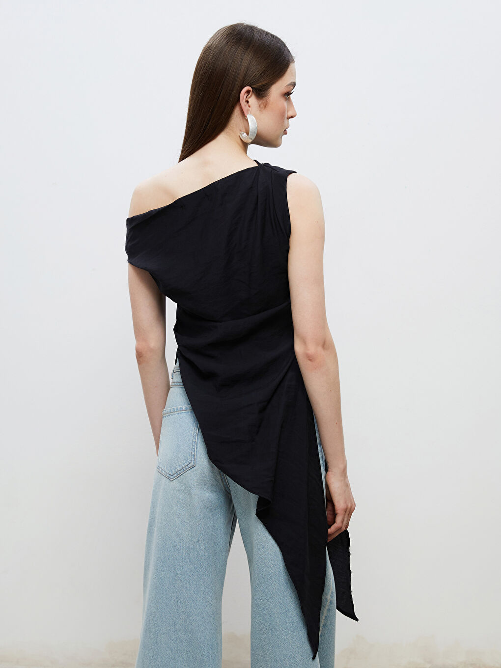 Siyah Kayık Yaka Büzgülü Asimetrik Kesim Bluz-4