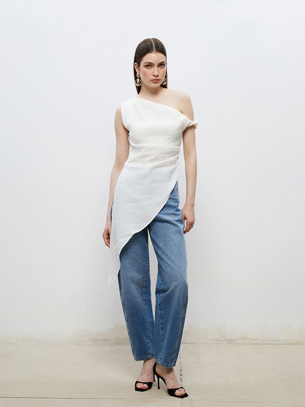 Ekru Kayık Yaka Büzgülü Asimetrik Kesim Bluz-1