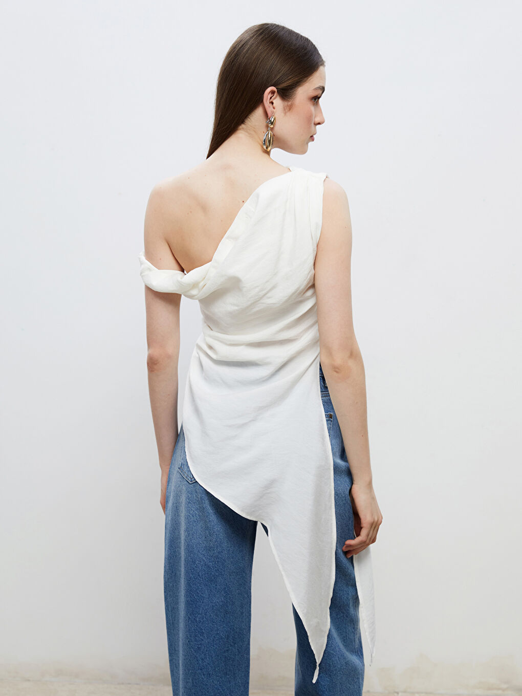 Ekru Kayık Yaka Büzgülü Asimetrik Kesim Bluz-3