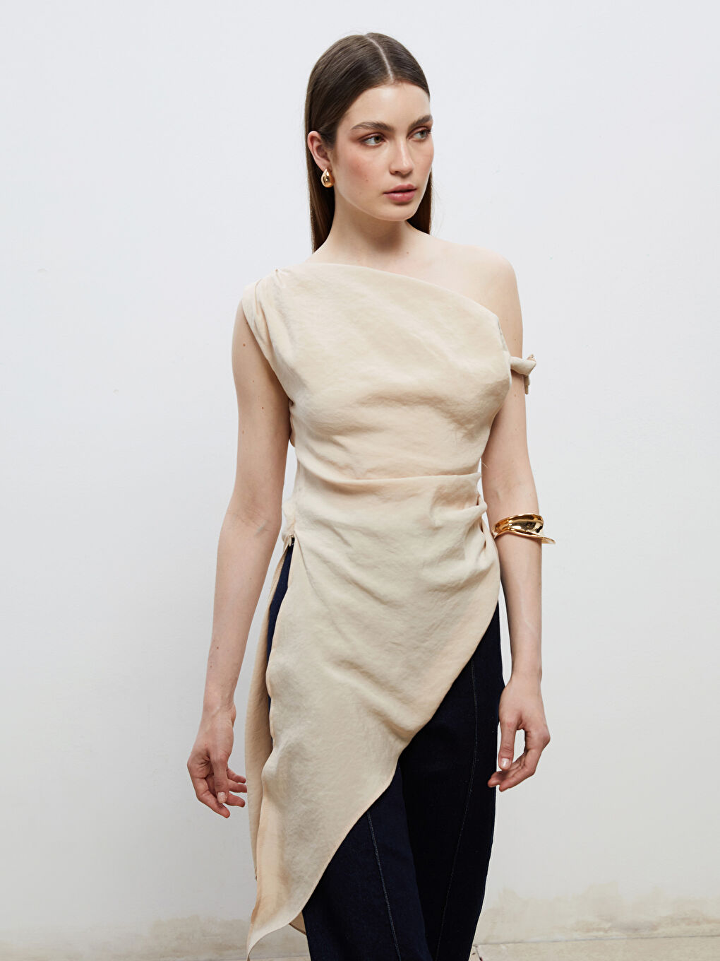 Bej Kayık Yaka Büzgülü Asimetrik Kesim Bluz