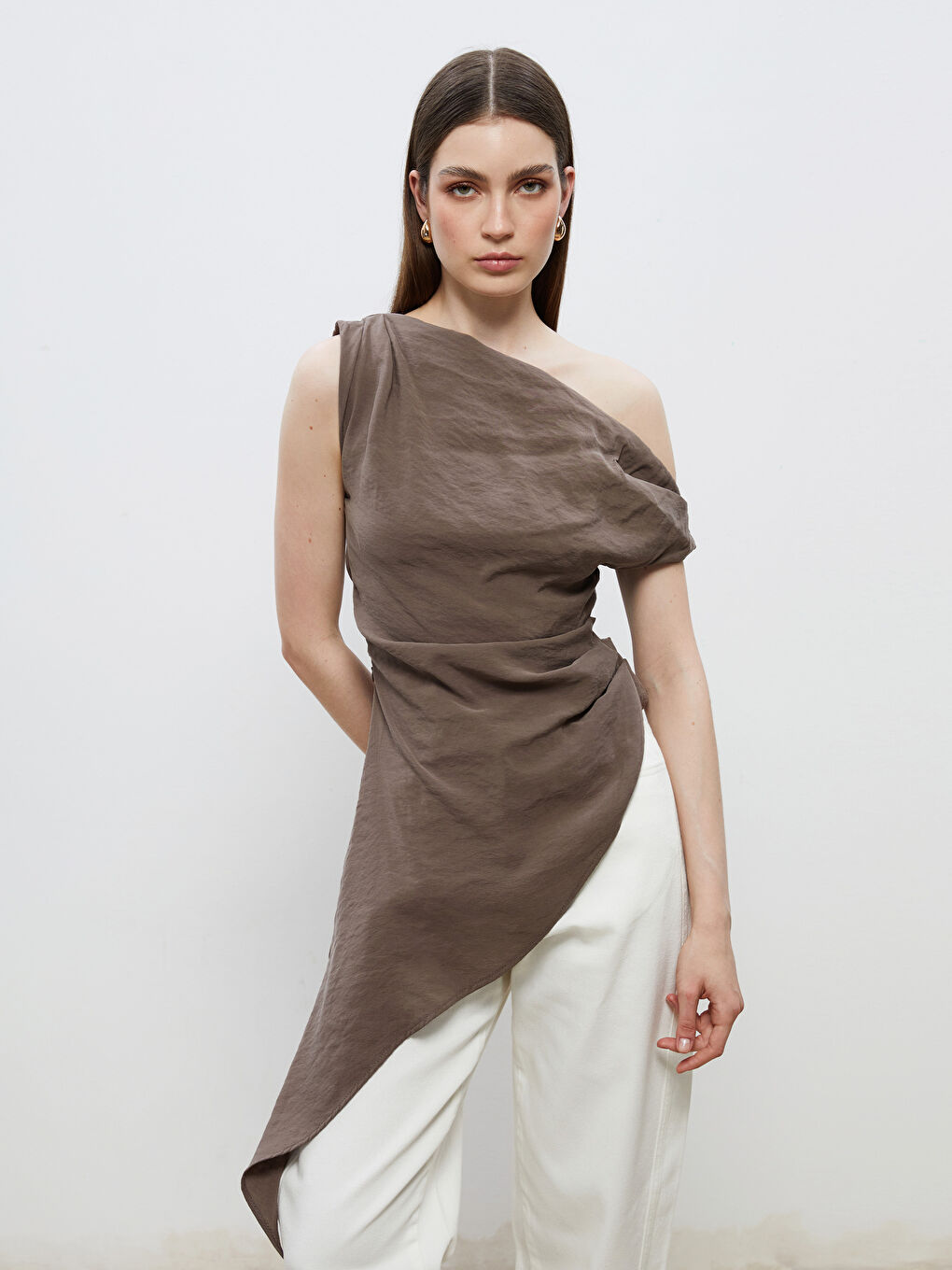 Kahverengi Kayık Yaka Büzgülü Asimetrik Kesim Bluz