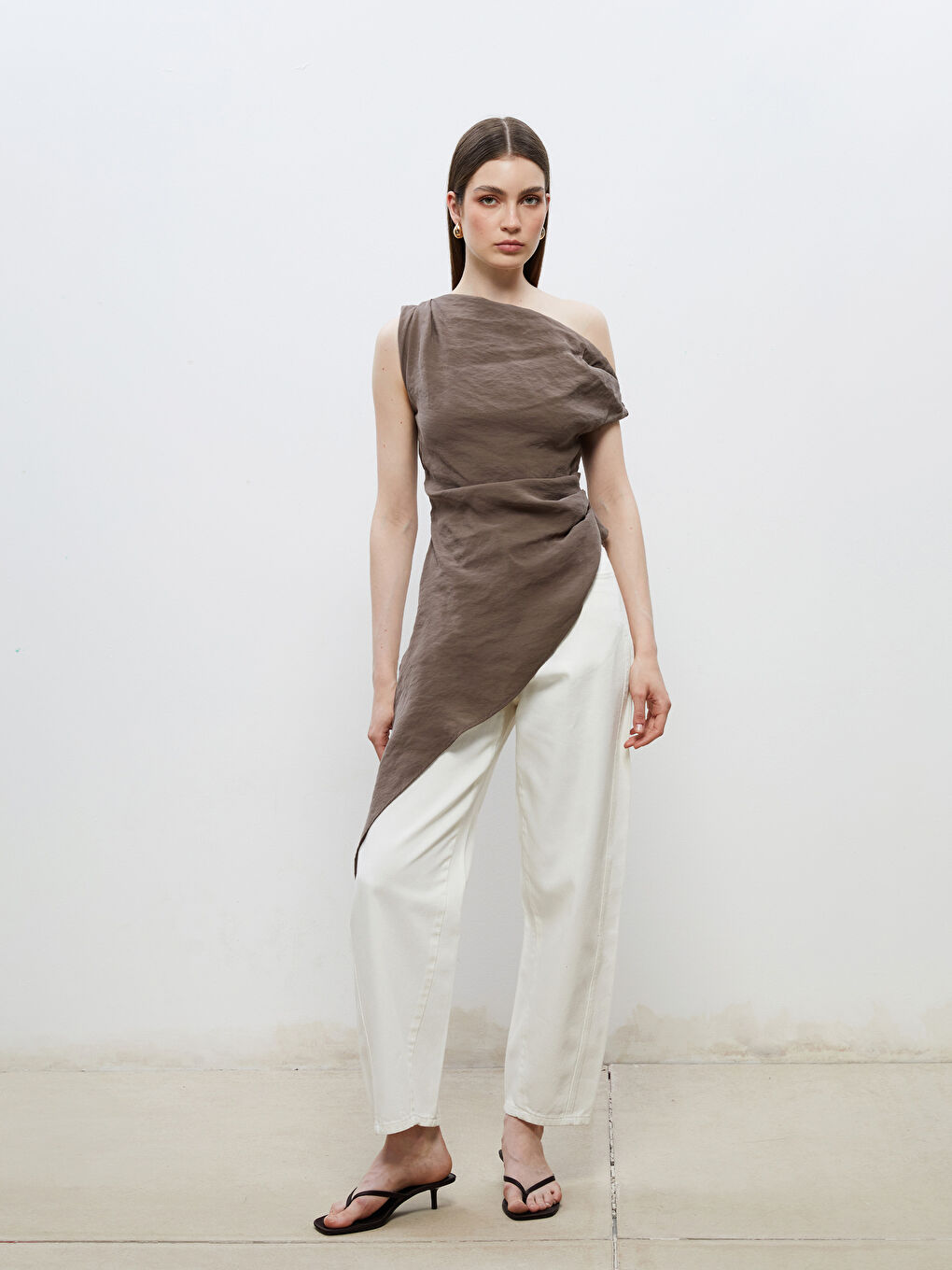 Kahverengi Kayık Yaka Büzgülü Asimetrik Kesim Bluz-1