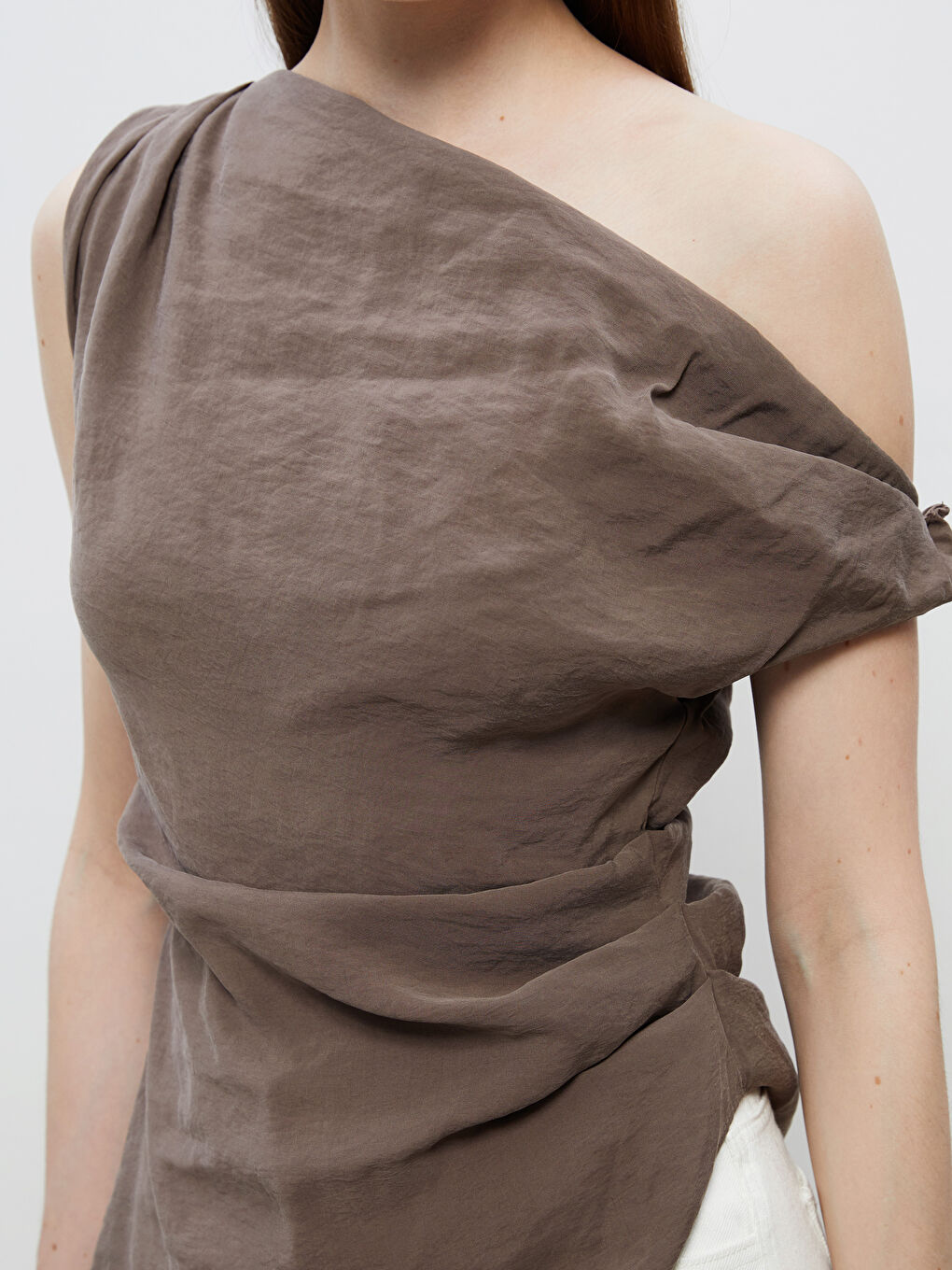 Kahverengi Kayık Yaka Büzgülü Asimetrik Kesim Bluz-2