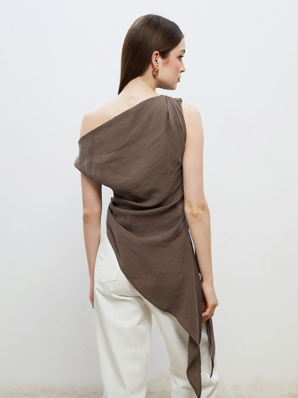 Kahverengi Kayık Yaka Büzgülü Asimetrik Kesim Bluz-3