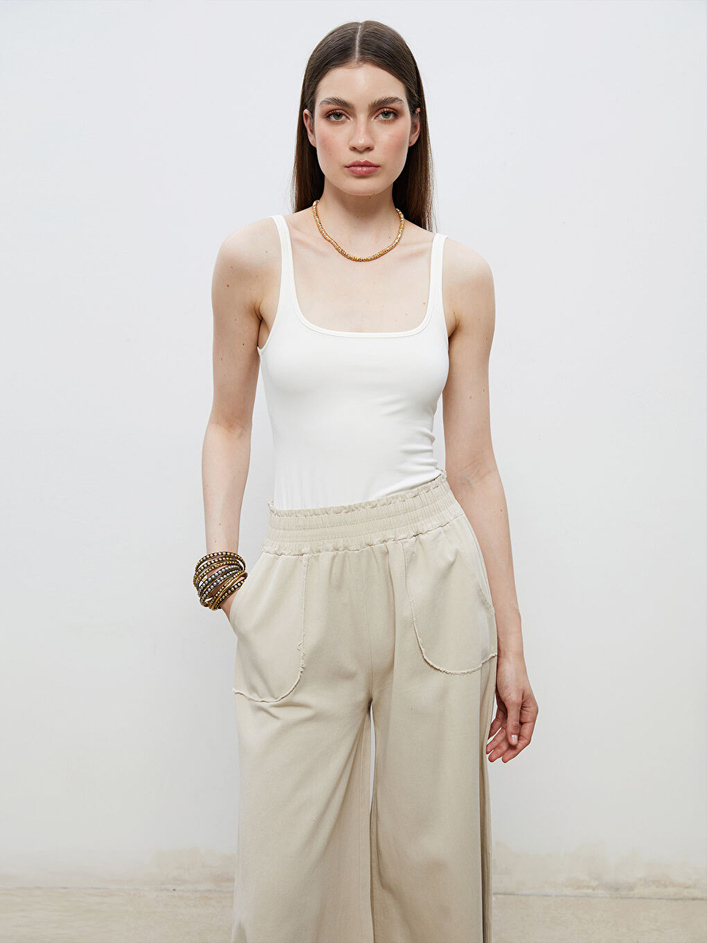 Ekru Kare Yaka Kadın Atlet