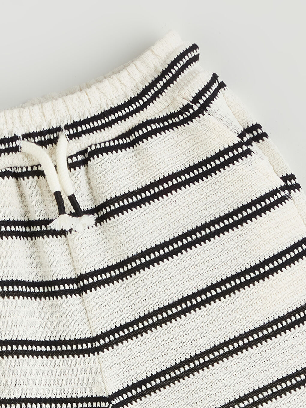 Siyah Beli Lastikli Çizgili Erkek Çocuk Şort-1