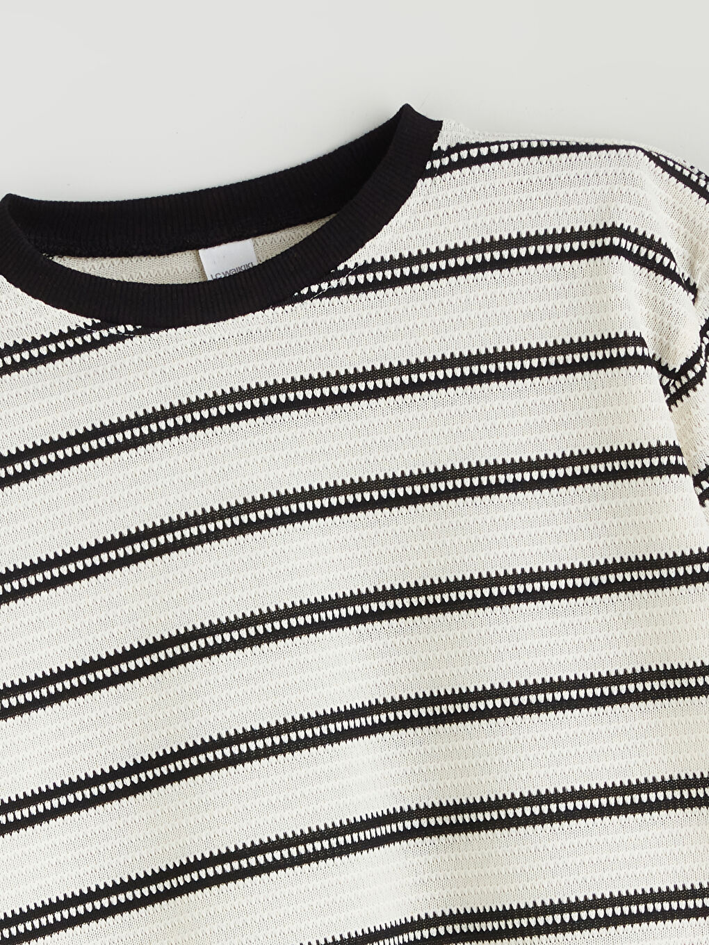 Siyah Bisiklet Yaka Çizgili Erkek Çocuk Tişört-1