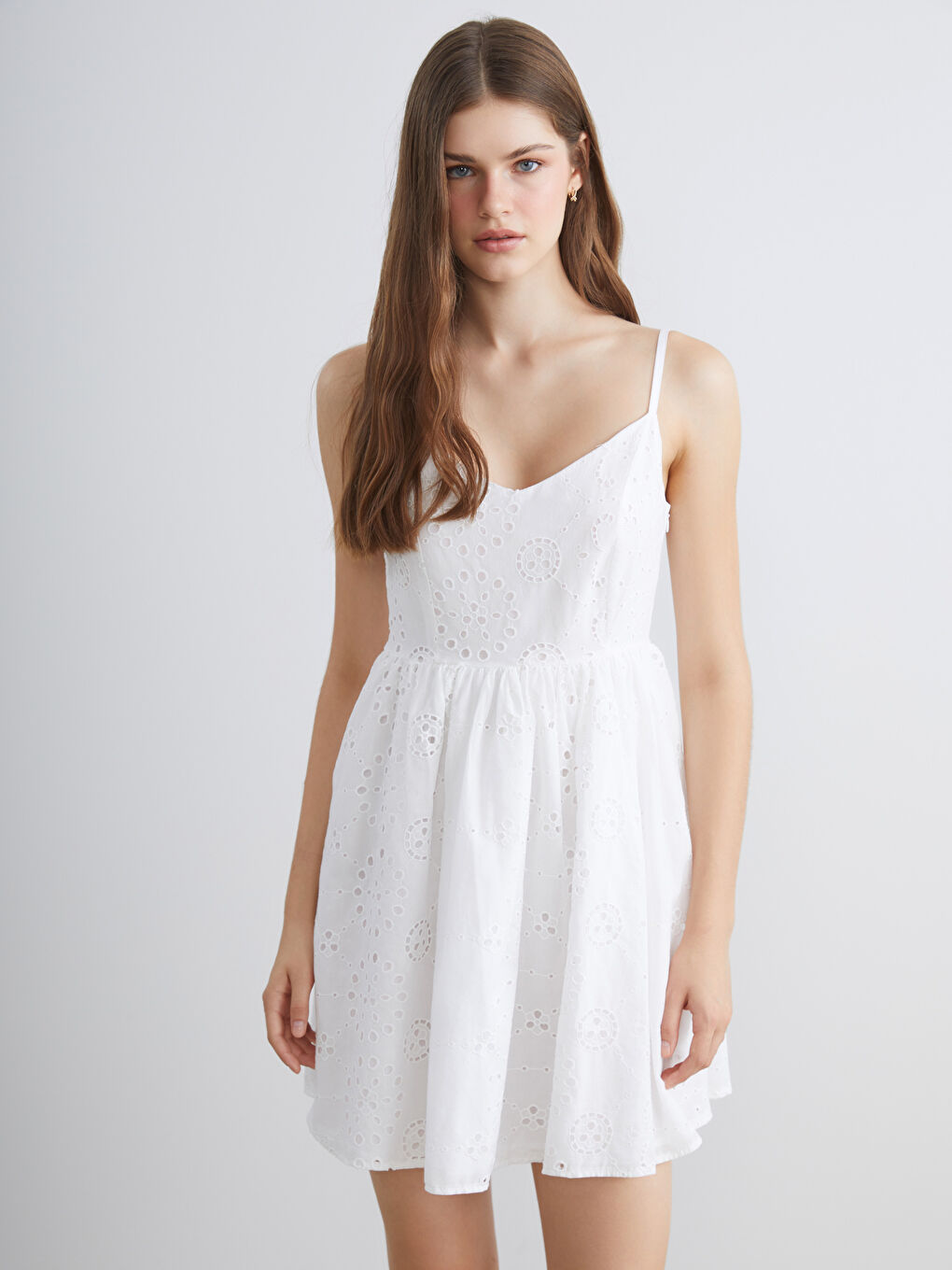 Beyaz V Yaka Ajurlu Brode Mini Elbise-1