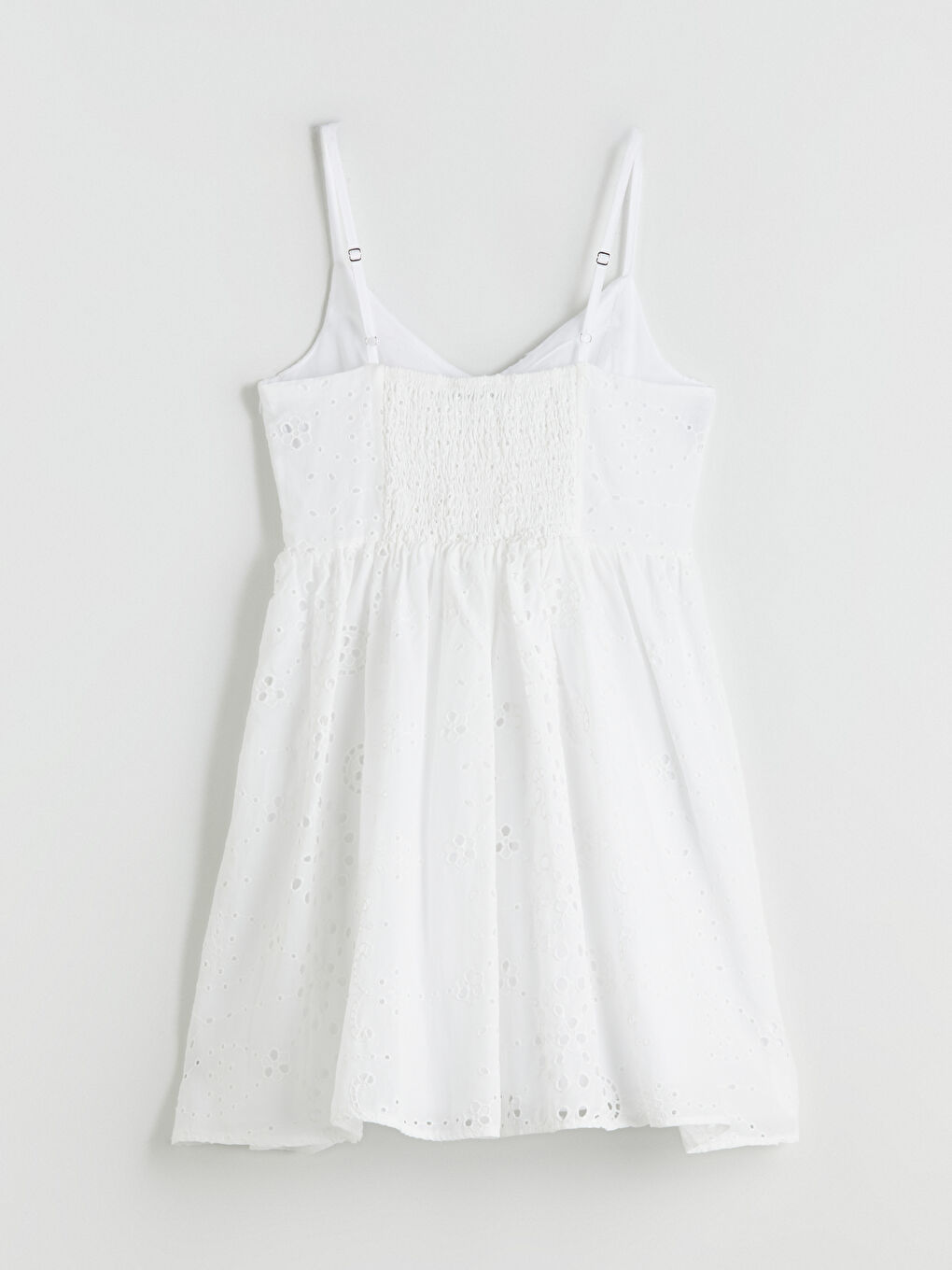 Beyaz V Yaka Ajurlu Brode Mini Elbise-5