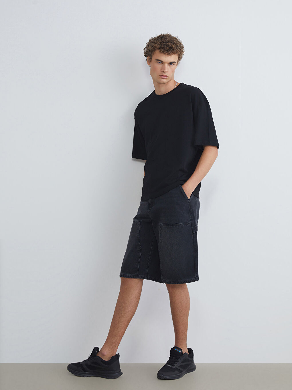 თავისუფალი ჭრის მამაკაცის ჯინსის შორტები