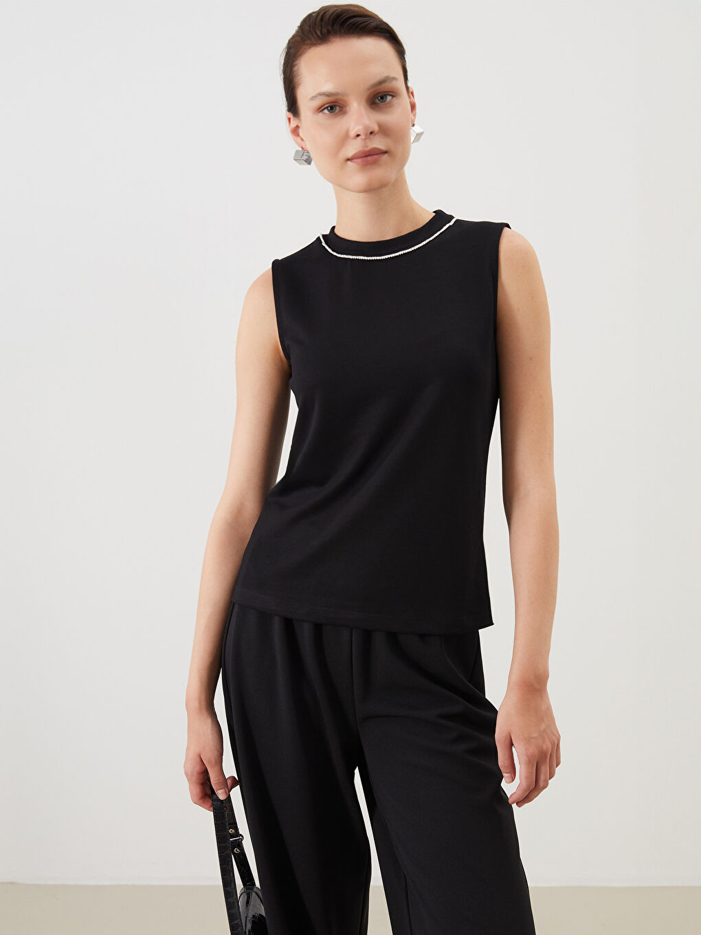 Siyah Bisiklet Yaka Boncuk İşlemeli Kadın Atlet