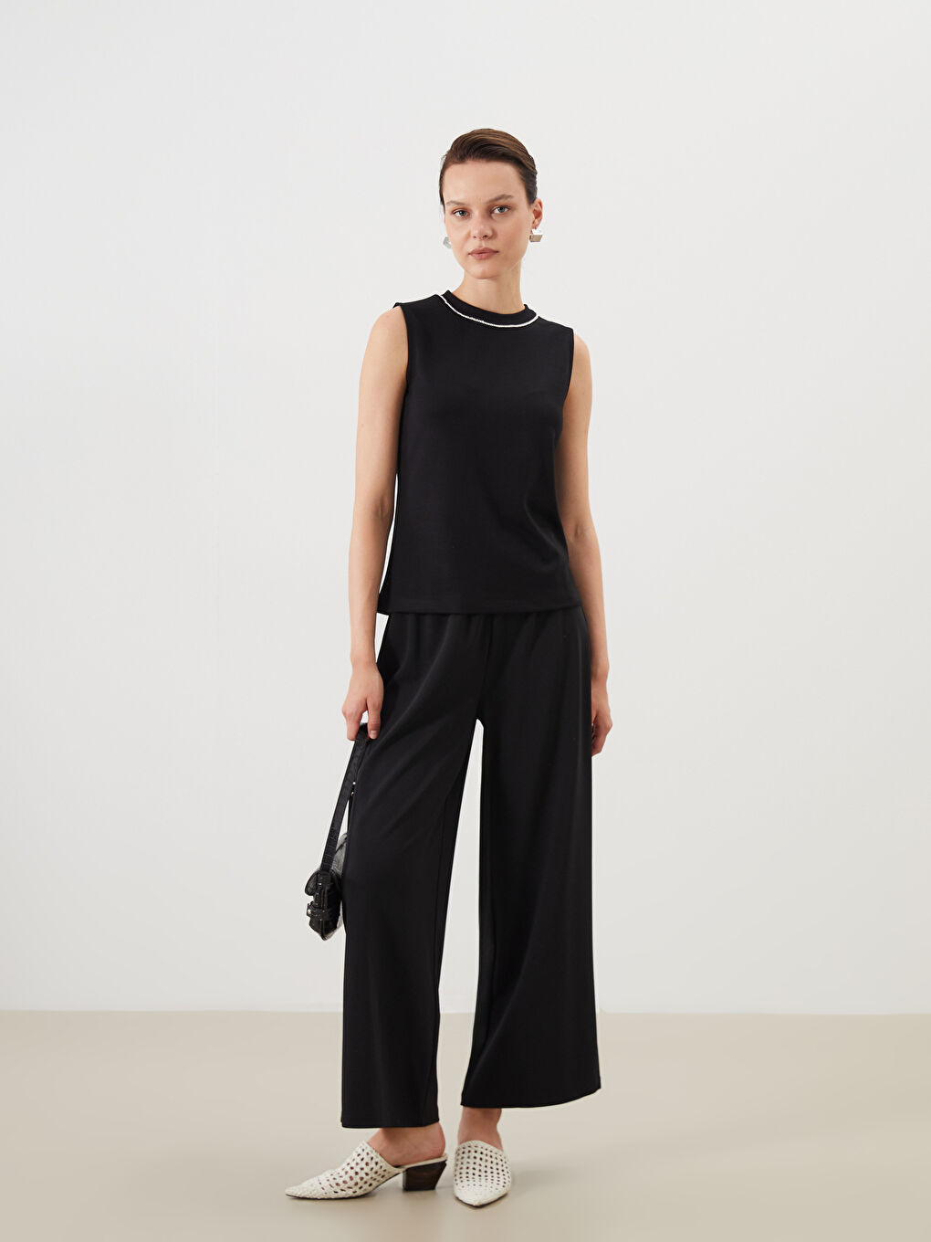 Siyah Bisiklet Yaka Boncuk İşlemeli Kadın Atlet-1