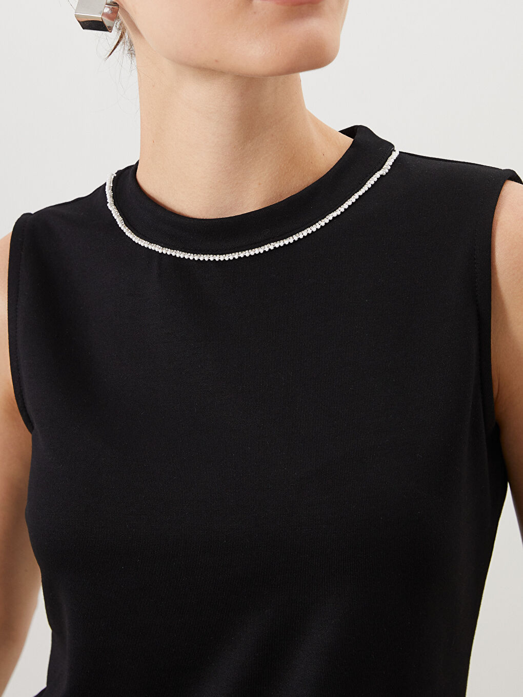 Siyah Bisiklet Yaka Boncuk İşlemeli Kadın Atlet-2