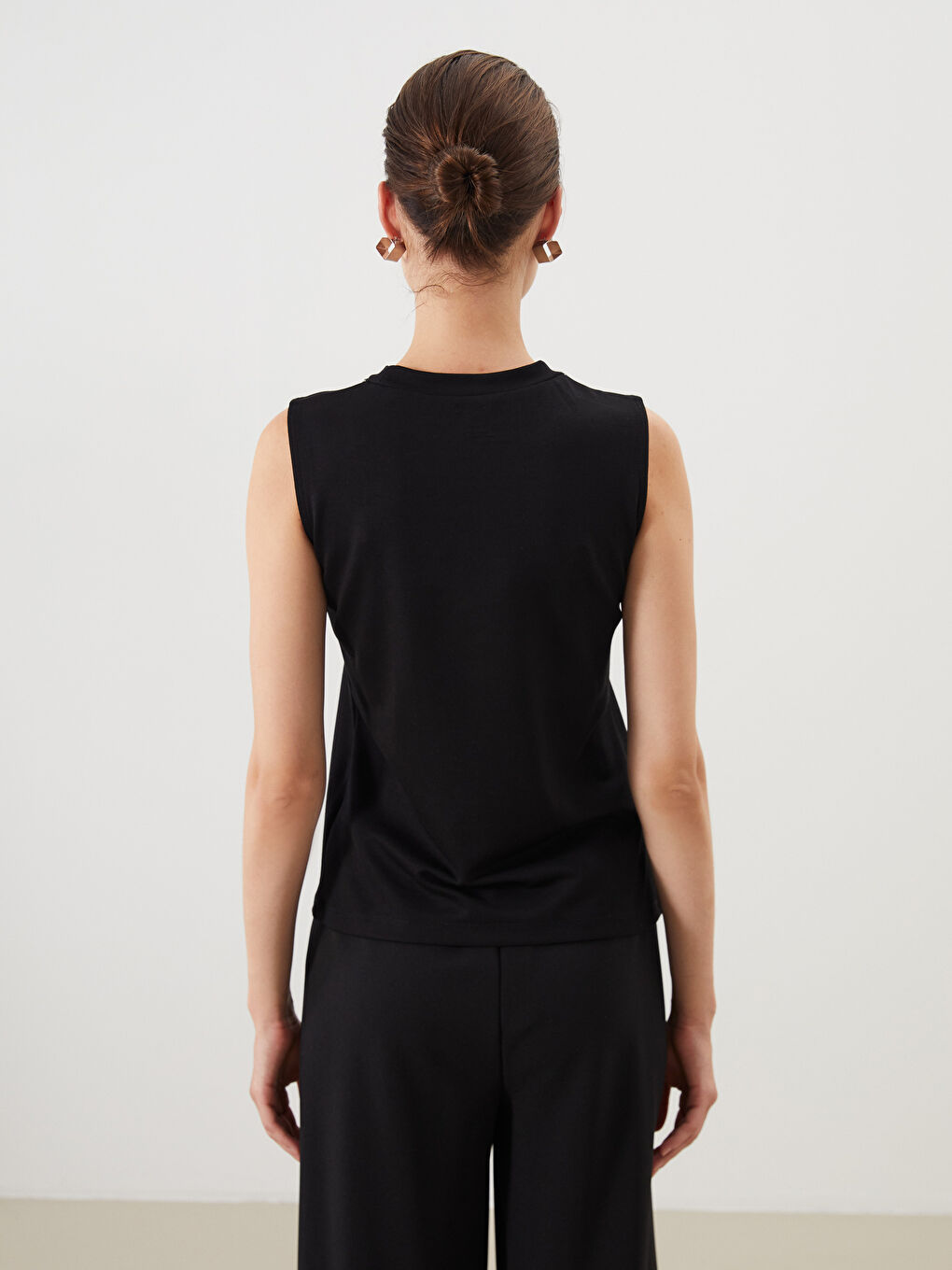 Siyah Bisiklet Yaka Boncuk İşlemeli Kadın Atlet-3