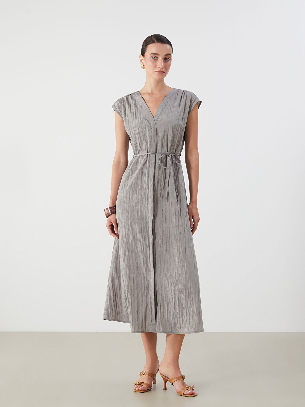 فستان مزخرف بياقة على شكل حرف V