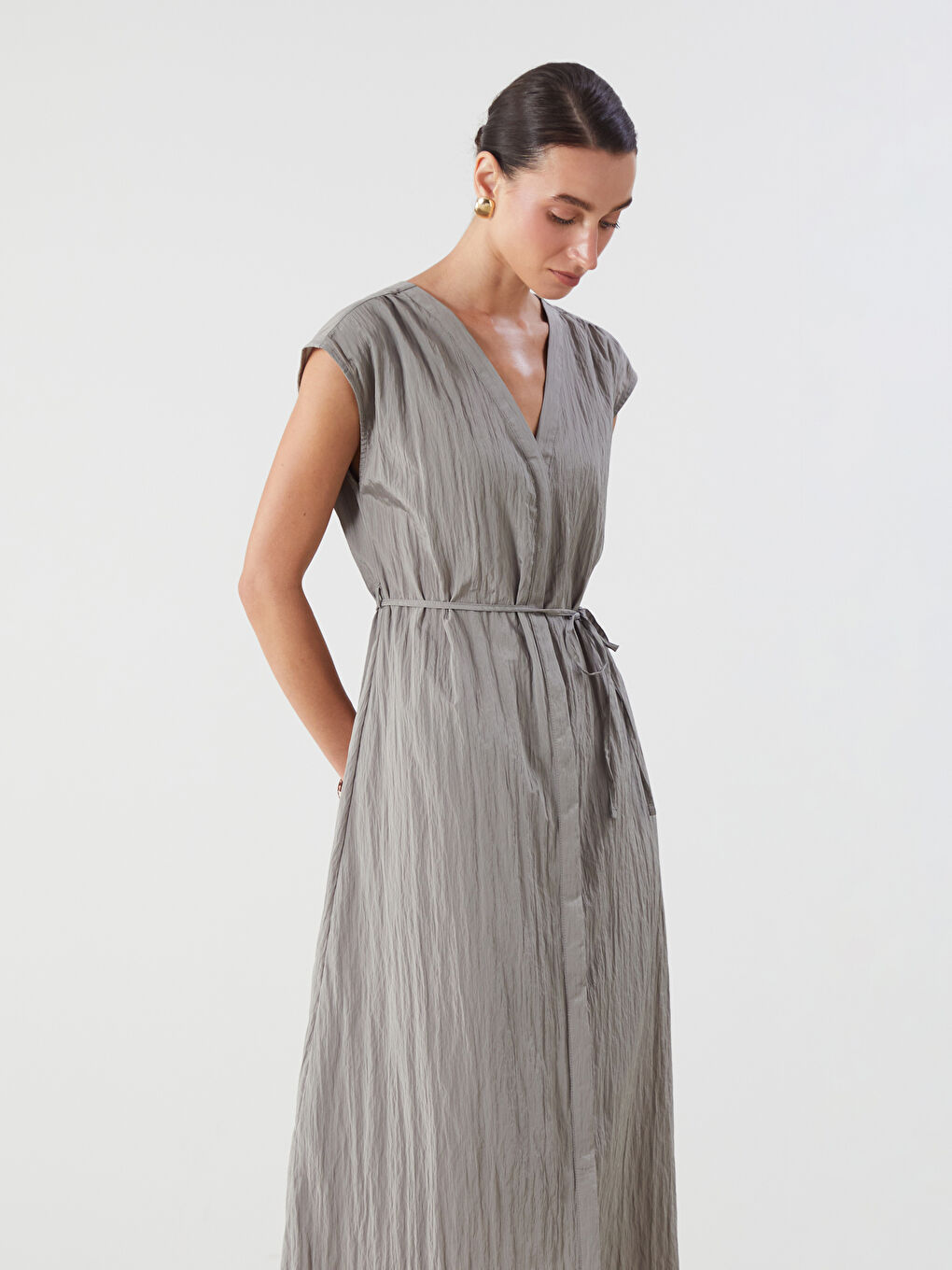 فستان مزخرف بياقة على شكل حرف V-1