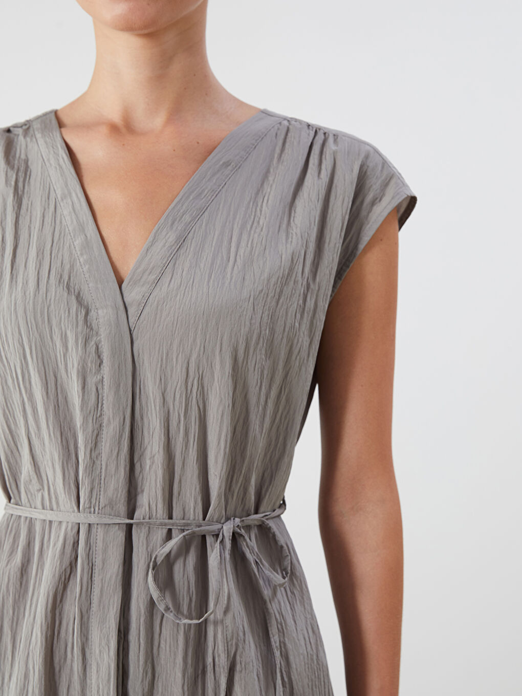 فستان مزخرف بياقة على شكل حرف V-2