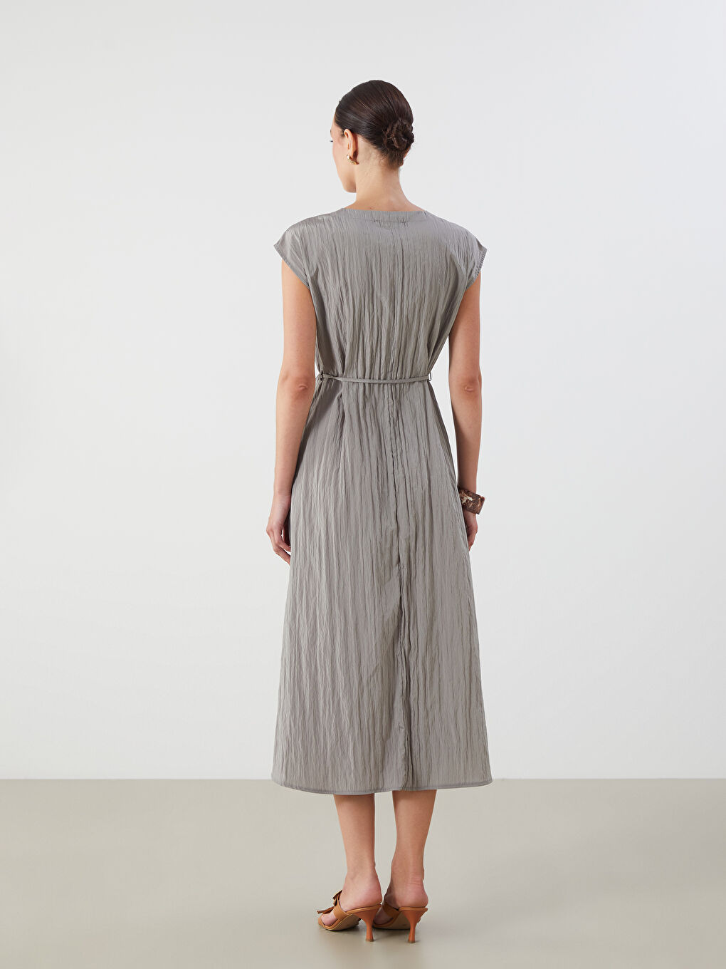 فستان مزخرف بياقة على شكل حرف V-3